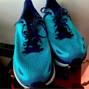 Men’s HOKA Clifton 8. - 9.5 2E